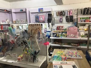 校门口文具店热闹非凡——今日商品更新及购物截图预览